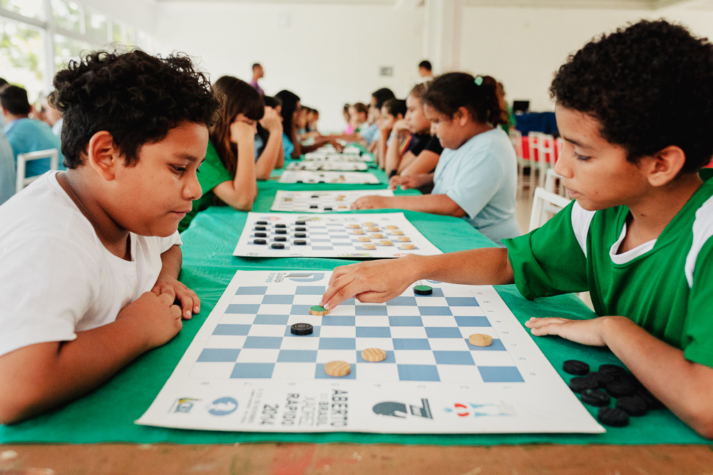 Competição de xadrez e damas entre alunos da Reme movimenta Clube